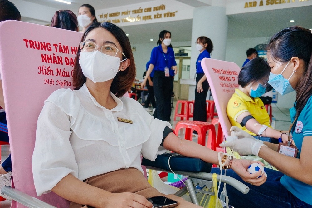 TDTU lecturers and staff participating in blood donation.