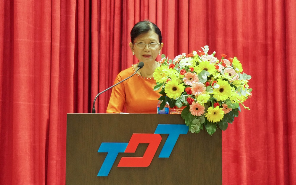 Đồng chí Hà Thị Là, Chi bộ Giảng viên khối kinh tế-xã hội thay mặt các đảng viên nhận Huy hiệu 30, 40 năm tuổi Đảng phát biểu cảm tưởng.  