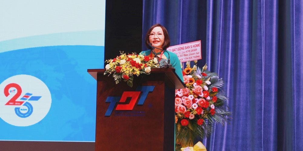 Assoc. Prof. Dr. Pham Thi Minh Ly - Dean of the Faculty of Business Administration and Co-Chair of the conference - giving the opening speech.