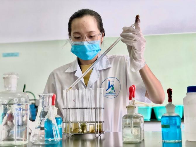 Student Chau Thanh Truc, lead author of the paper Evaluation of Enzyme Protease Activity and Inhibition Effect on Pyricularia grisea with the Leaf Extract of Commela communis l published in the Journal of Pure and Applied Microbiology (Scopus database).