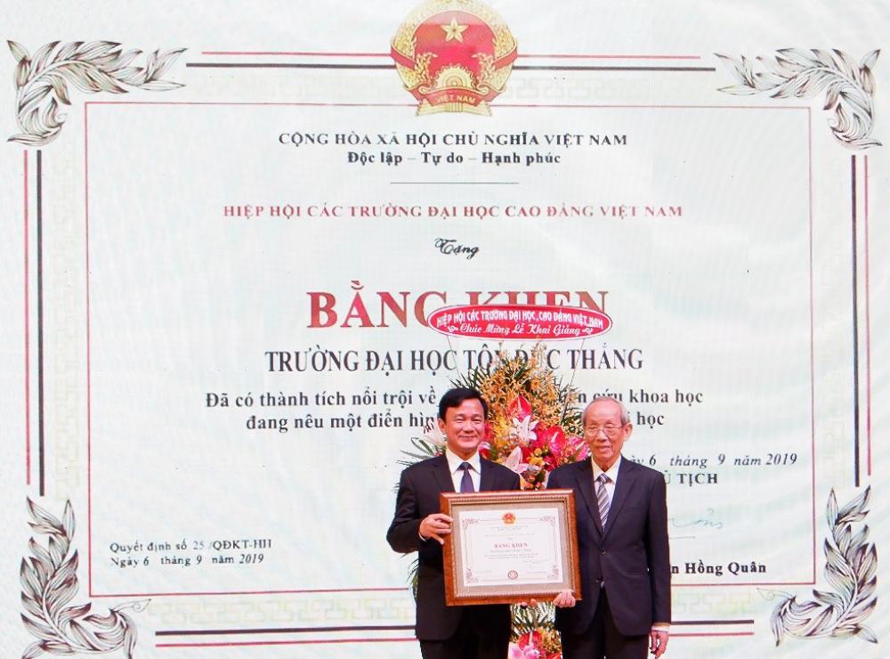 GS. TS. Trần Hồng Quân trao tặng Bằng khen của Hiệp hội đại học, cao đẳng Việt Nam cho TDTU