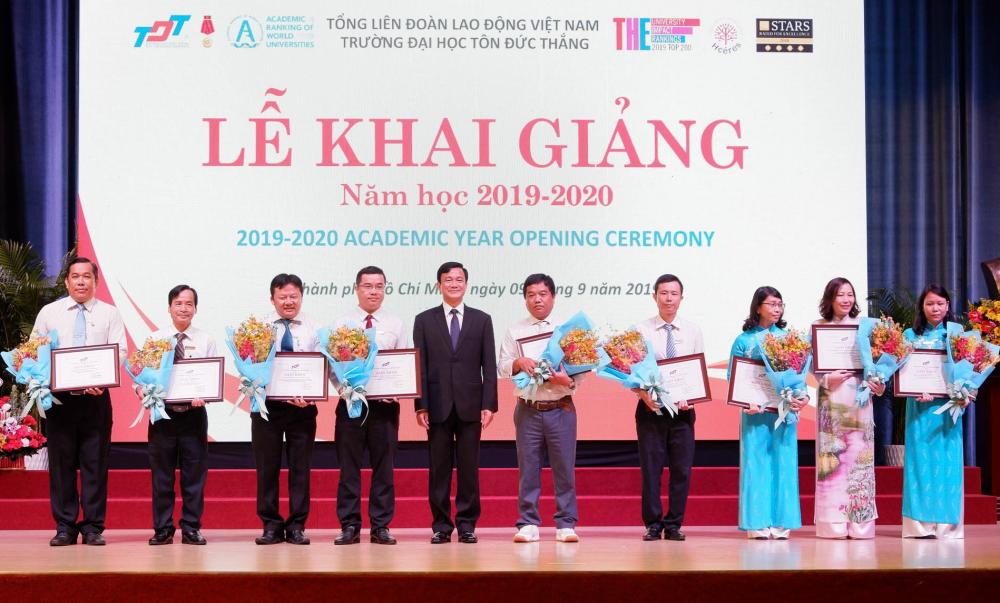 GS. Lê Vinh Danh trao thưởng cho những tập thể, cá nhân tiêu biểu trong hoạt động khoa học-công nghệ Năm học 2018-2019