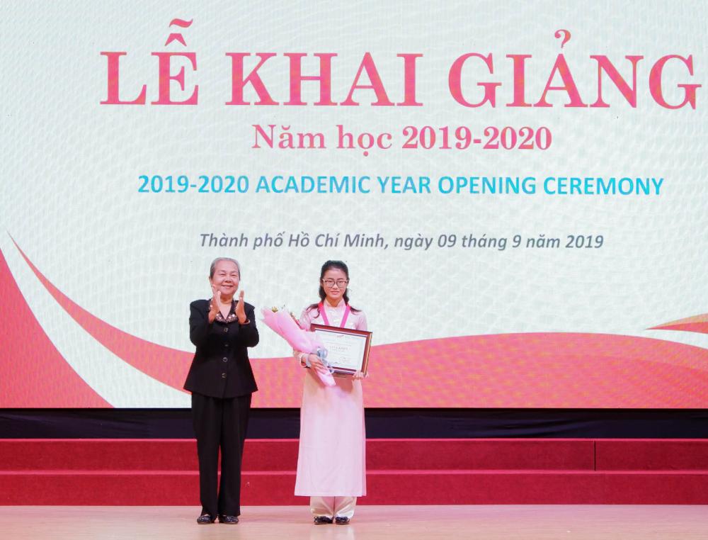 Commending students Ly Nhu Binh with achievements: distinct learning, distinct training of the academic year 2018-2019