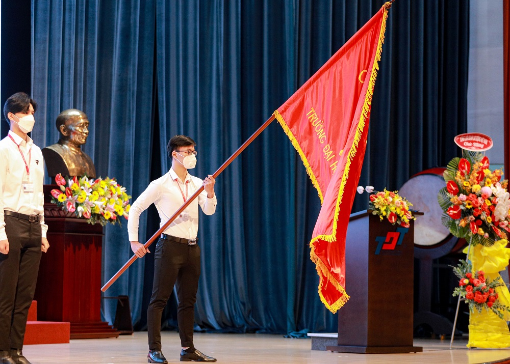 Nghi thức tuyên thệ vào trao cờ truyền thống của tân sinh viên Khóa 25.
