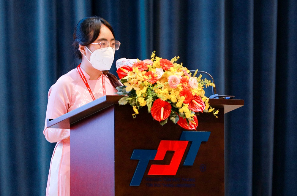 Sinh viên Nguyễn Huyền Quý Ngọc - Khoa Quản trị kinh doanh, đại diện sinh viên phát biểu cảm tưởng nhân ngày khai giảng năm học mới.  