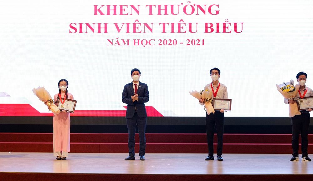 TS. Ngọ Duy Hiểu - Phó Chủ tịch Tổng Liên đoàn Lao động Việt Nam tặng giấy khen và hoa cho sinh viên có thành tích học tập - rèn luyện xuất sắc.  
