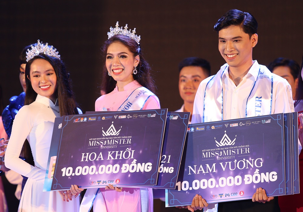 Mister University Truong Bao Long and Miss University Nguyen Huynh Thu receiving awards on stage