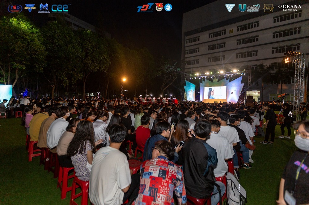 Không khí của đêm thi trở nên vô cùng sôi động và hào hứng bởi sự cổ vũ nhiệt tình của đông đảo sinh viên.  