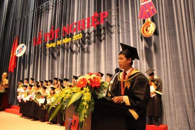 Nguyễn Hoàng Chinh phát biểu trong lễ Tốt nghiệp của mình năm 2013.