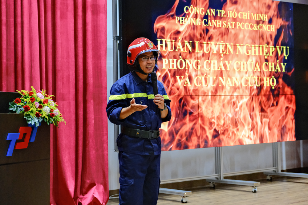 Đại uý Đỗ Ngọc Đức giới thiệu về công tác phòng cháy, chữa cháy và cứu nạn cứu hộ.