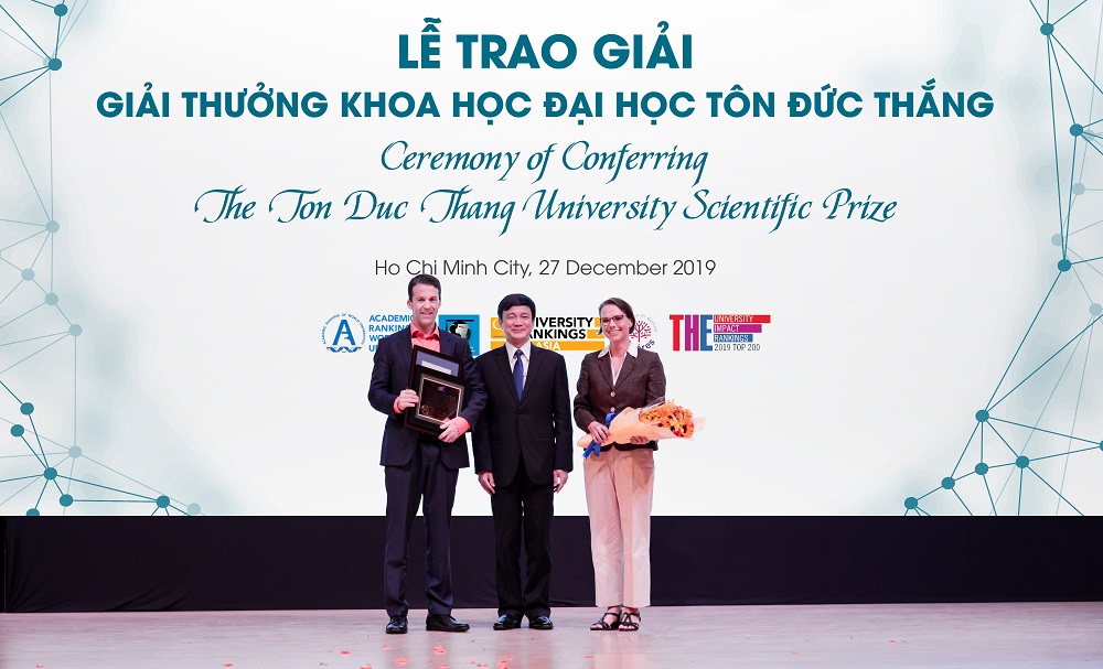 GS Lê Vinh Danh - Hiệu trưởng TDTU và đại diện Tổng lãnh sự quán Đức tại TPHCM trao giải thưởng cho TS Timon Rabczuk  