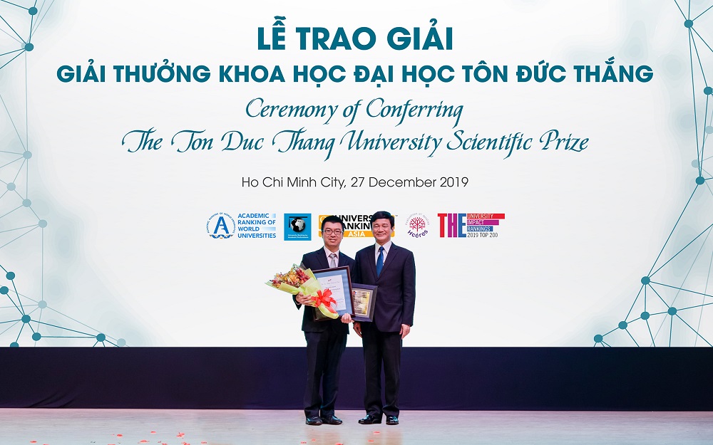 Prof. Anderson Ho Cheung Shum receiving the Rising Star Award