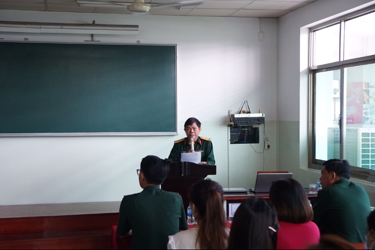 Đại tá Nguyễn Tiến Lộc, Giám đốc Trung tâm giáo dục QP-AN TDTU triển khai chương trình lớp học.