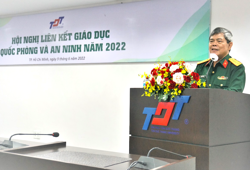 Đại tá Nguyễn Tiến Lộc báo cáo kế hoạch đào tạo.