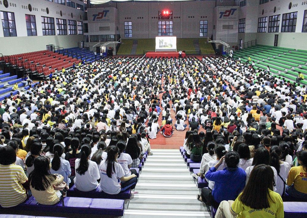 Hơn 2000 bạn sinh viên nội trú khóa 23 tham dự buổi tập huấn