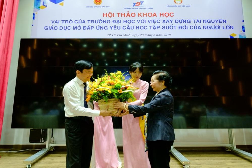 GS.TS Nguyễn Thị Doan, Chủ tịch Hội khuyến học Việt Nam tặng hoa cho GS. Lê Vinh Danh, Hiệu trưởng TDTU