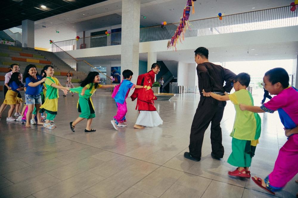 VFIS teachers and students discovering Vietnamese culture through folk games 