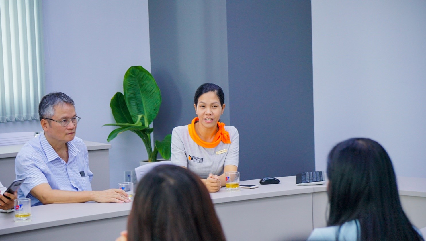 Cô Trương Thị Ngọc Mai, Giám đốc Thư viện TDTU trao đổi với khách về kinh nghiệm quản lý 