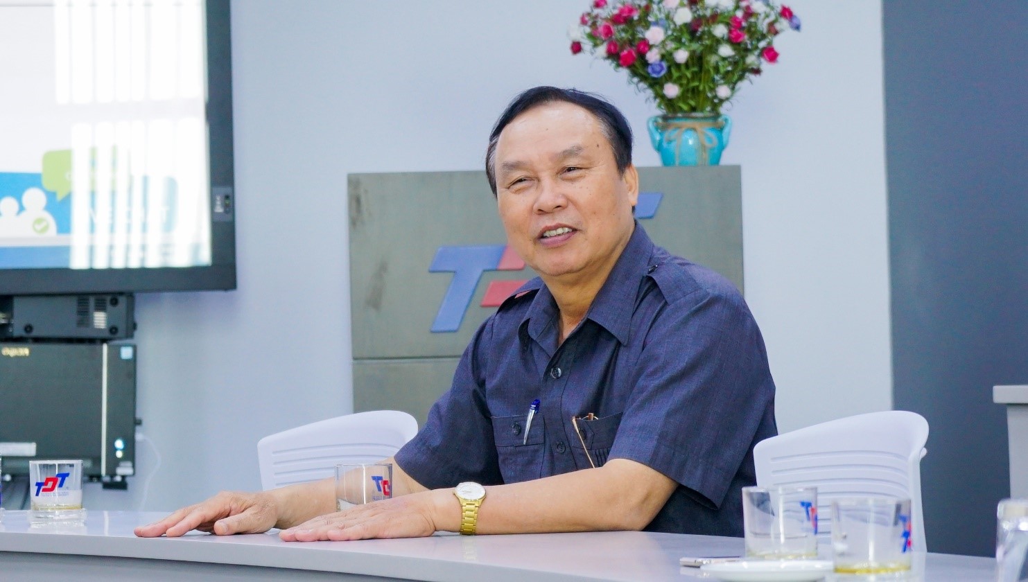 Ông Nguyễn Hữu Giới, Chủ tịch Hội thư viện Việt Nam phát biểu cảm nhận về Thư viện TDTU