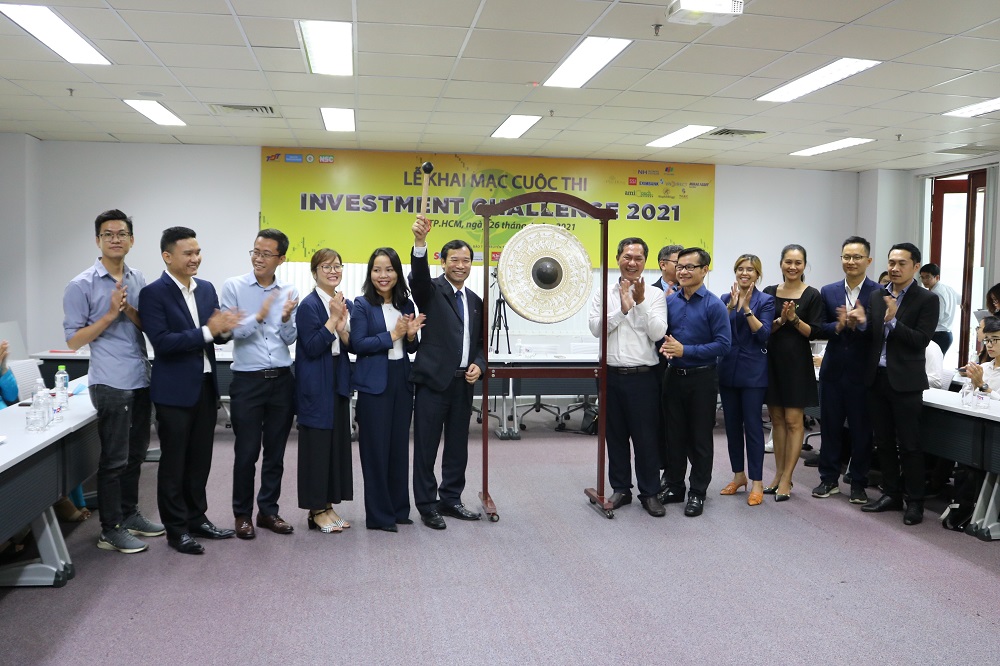 The Board of Organizers and Business Representatives beating the gong to start the competition