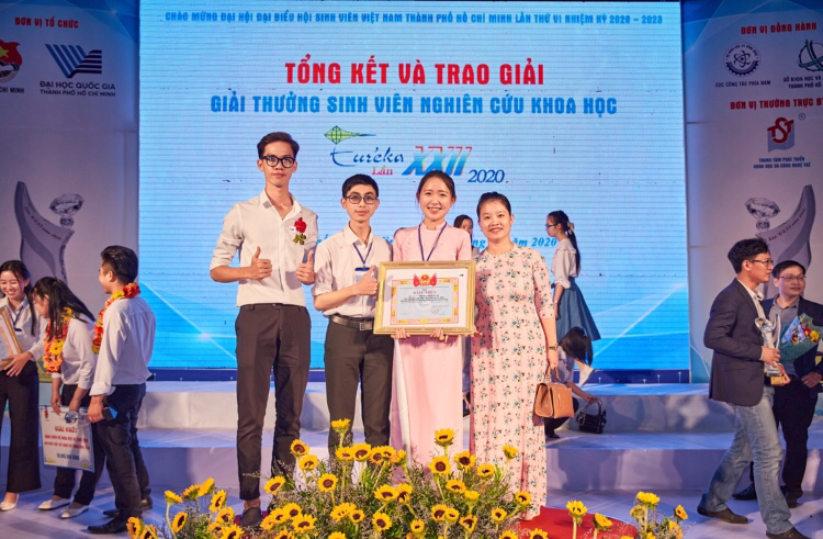 Nhóm sinh viên Trương Minh Tuấn, Lưu Thị Huỳnh Như, Nguyễn Xuân Thọ nhận giải Khuyến khích