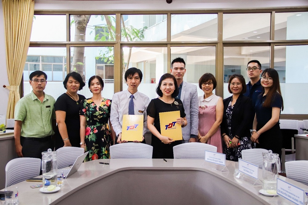 Trao đổi Thỏa thuận hợp tác và chụp ảnh lưu niệm với Đại diện Tập đoàn Manpower Việt Nam