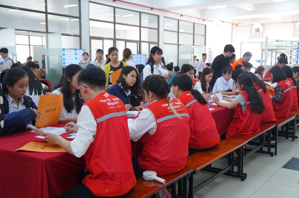 Lực lượng sinh viên tình nguyện hướng dẫn tân sinh viên chuẩn bị hồ sơ trong đợt nhập học năm 2019  