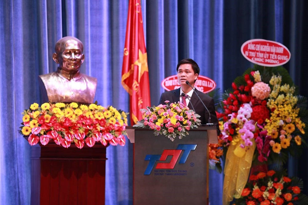 TS. Ngọ Duy Hiểu, Phó chủ tịch Tổng liên đoàn lao động Việt Nam phát biểu tại lễ khai giảng