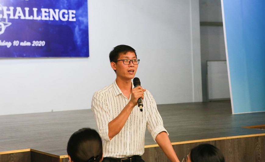 Anh Trần Lê Anh Huy, Trợ lý giám đốc Ký túc xá hướng dẫn những kỹ năng cơ bản giúp sinh viên hòa nhập tốt với môi trường tập thể.
