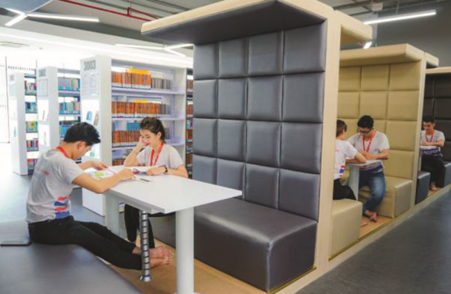 TDTU students study at the library. Photo: TG