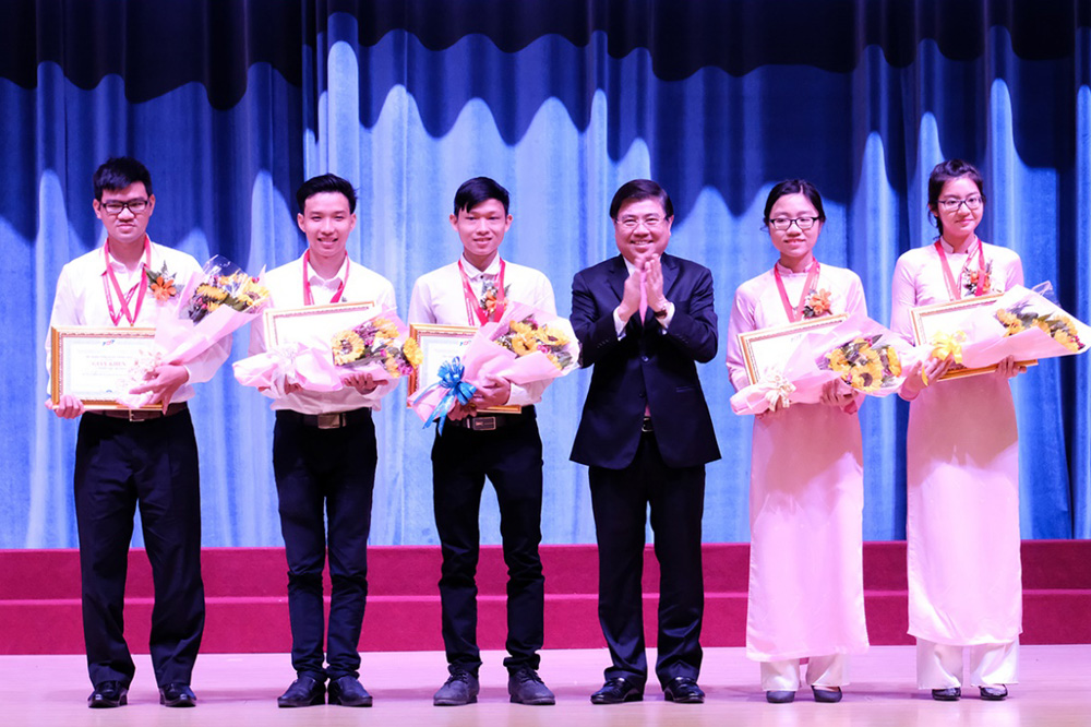 Chủ tịch UBND TP HCM Nguyễn Thành Phong trao bằng khen của Trường ĐH Tôn Đức Thắng  cho những tân sinh viên đạt điểm 7.5 và 8.0 IELTS