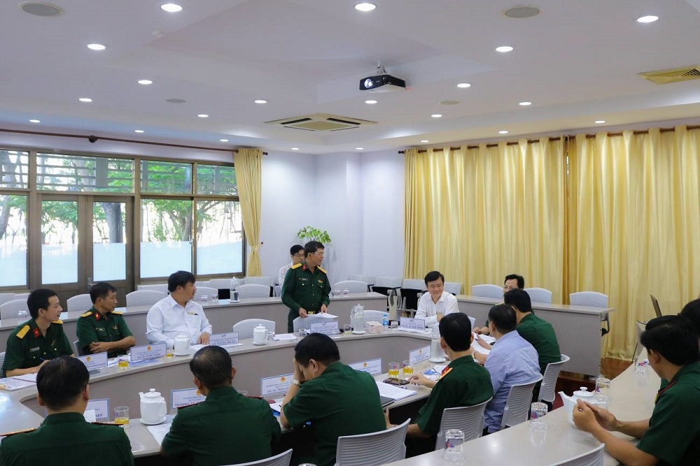Đại tá Nguyễn Tiến Lộc báo cáo với Đoàn về hoạt động GDQP-AN tại TDTU