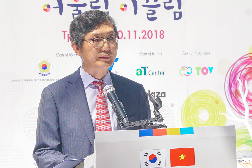 Mr. Lim Jae Hoon, Consul General of Korea delivering an opening speech