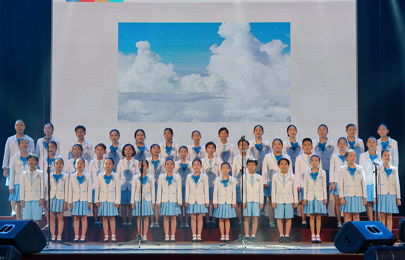 Choir of Vietnamese-Korean children closing the Festival