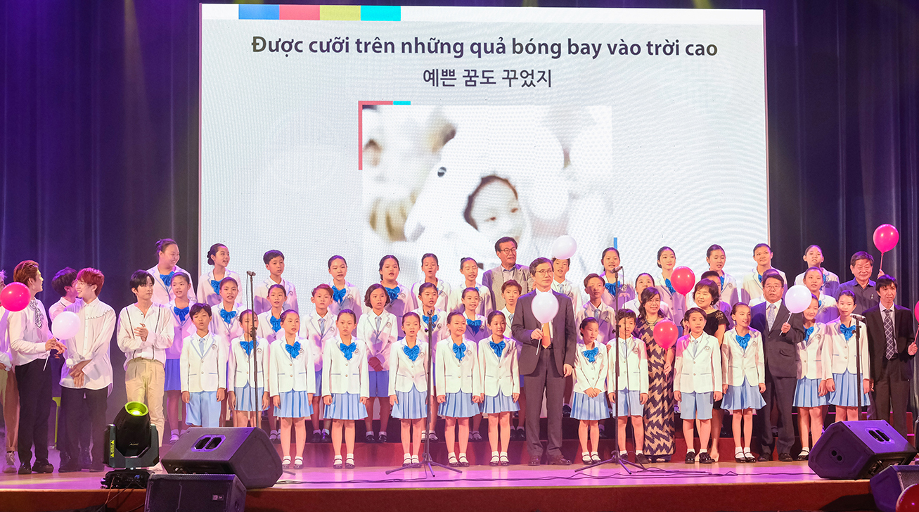 Choir of Vietnamese-Korean children closing the Festival