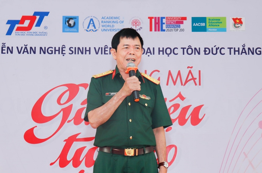 Đại tá Nguyễn Tiến Lộc, Giám đốc Trung tâm Giáo dục QP-AN phát biểu khai mạc Hội diễn văn nghệ K24.