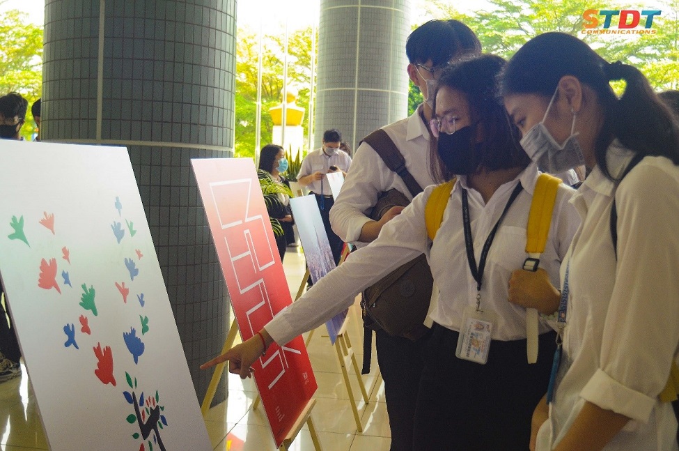 Giảng viên và sinh viên TDTU tham quan triển lãm
