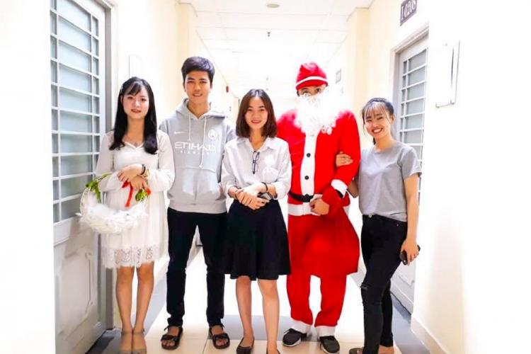 sinh viên nội trú tham gia chương trình đêm Noel tại KTX