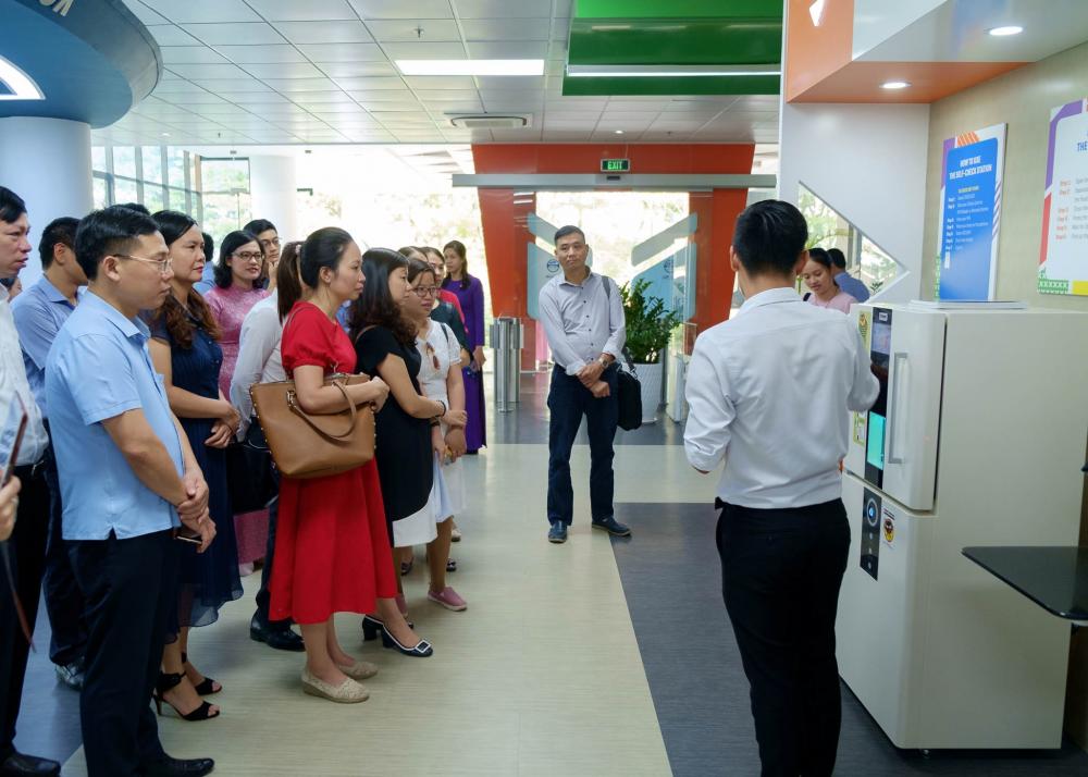 Đoàn đại biểu tham quan Thư viện truyền cảm hứng…