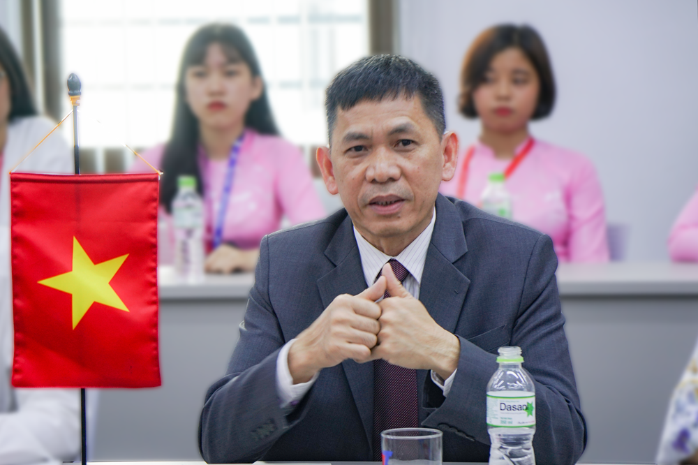 TS. Phan Đạo, Giám đốc Trung tâm hợp tác Châu Âu chào mừng Đoàn