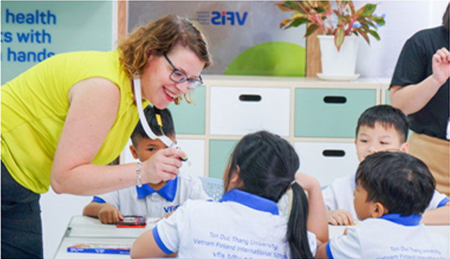 Cô Seija Nyholm trong một tiết học với các học sinh VFIS