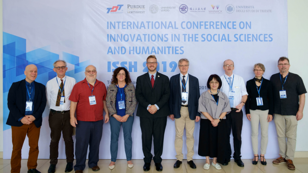 Scientists took souvenir photos before the opening session