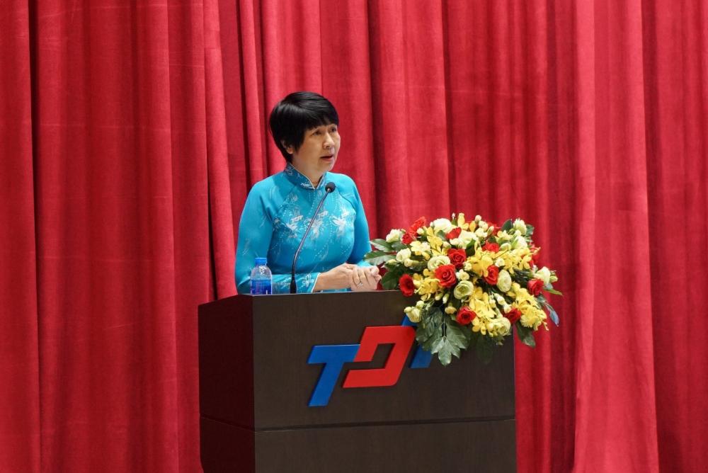 ThS. Trịnh Minh Huyền, Chủ tịch Công đoàn cơ sở TDTU báo cáo kết quả thực hiện Nghị quyết Hội nghị đại biểu giảng viên-viên chức Năm học 2018-2019 