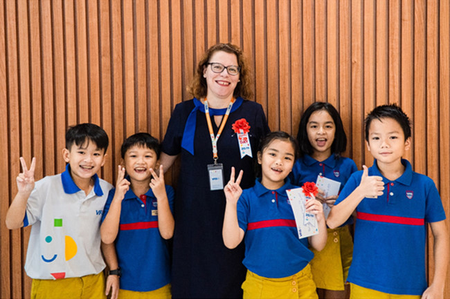 Cô Seija Nyholm cùng với các học sinh VFIS