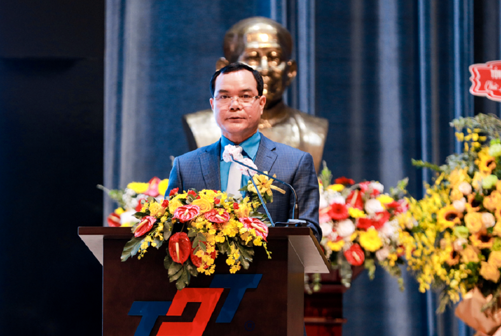 Đồng chí Nguyễn Đình Khang – UV BCH Trung ương Đảng, Chủ tịch Tổng liên đoàn Lao động Việt Nam phát biểu chúc mừng thầy cô giáo nhân dịp 20/11.