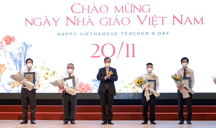 Trao tặng khánh vàng cho các thầy cô gắn bó với Trường tròn 10 năm.