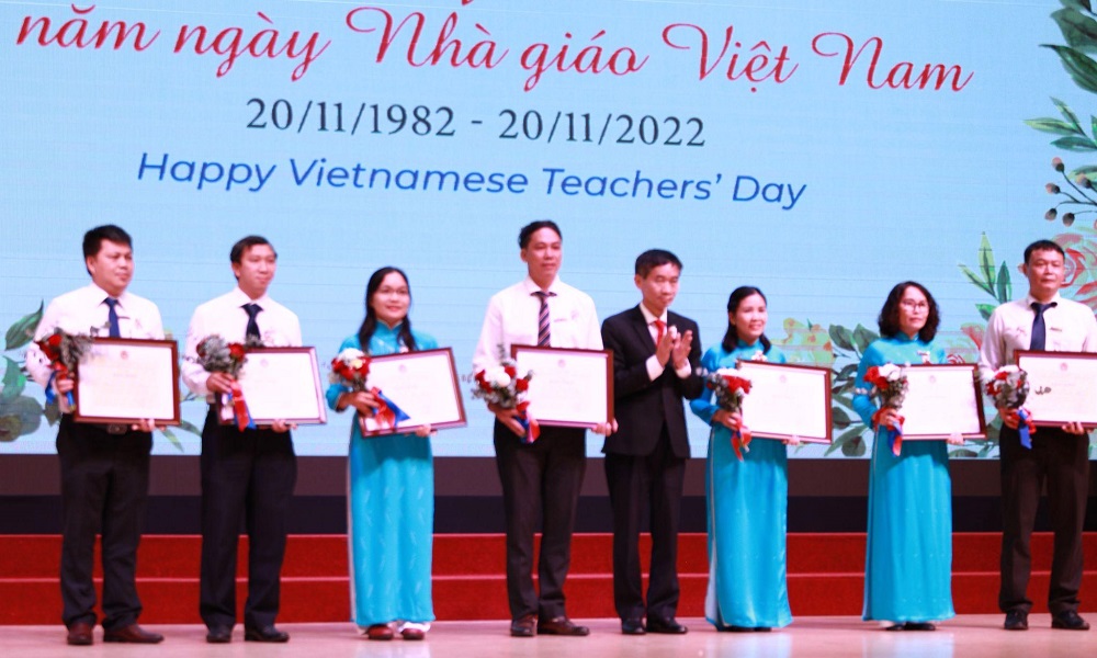 The representative of the Vietnam General Confederation of Labor awarding certificates of merit to the collectives for their excellent achievements.