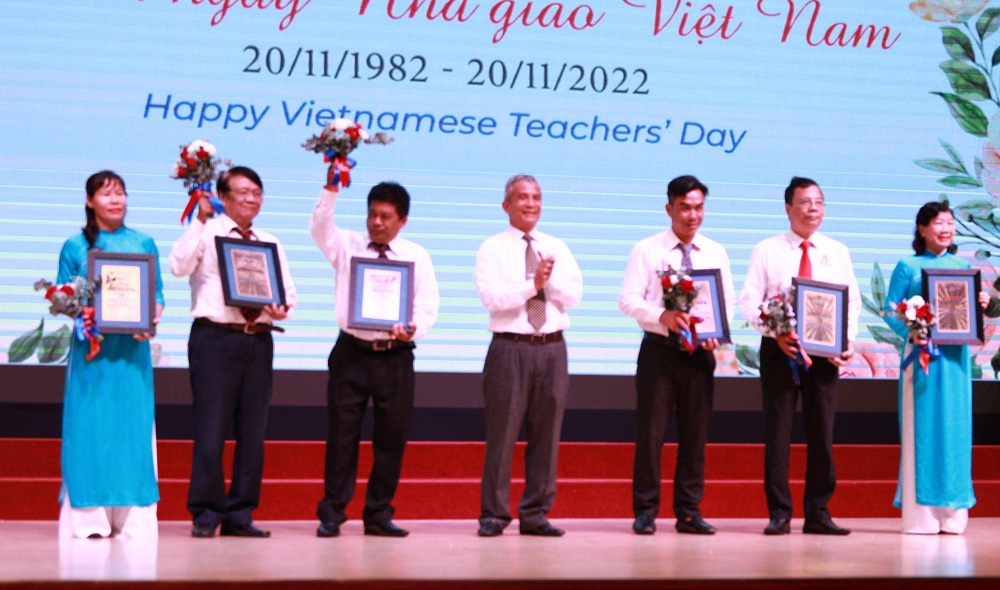 Awarding certificates to lecturers, staff and employees who have been with the University for 25, 20, 15 and 10 years.