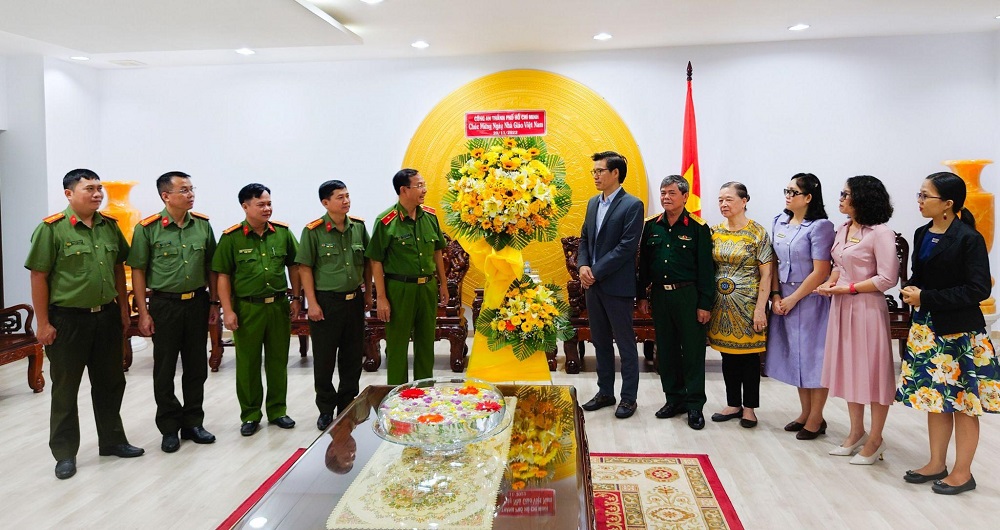 Amicable agencies and units visiting and congratulating TDTU's lecturers.