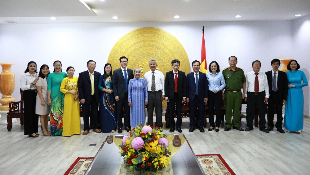 Các cơ quan, đơn vị thân hữu đến thăm và chúc mừng tập thể thầy cô TDTU.